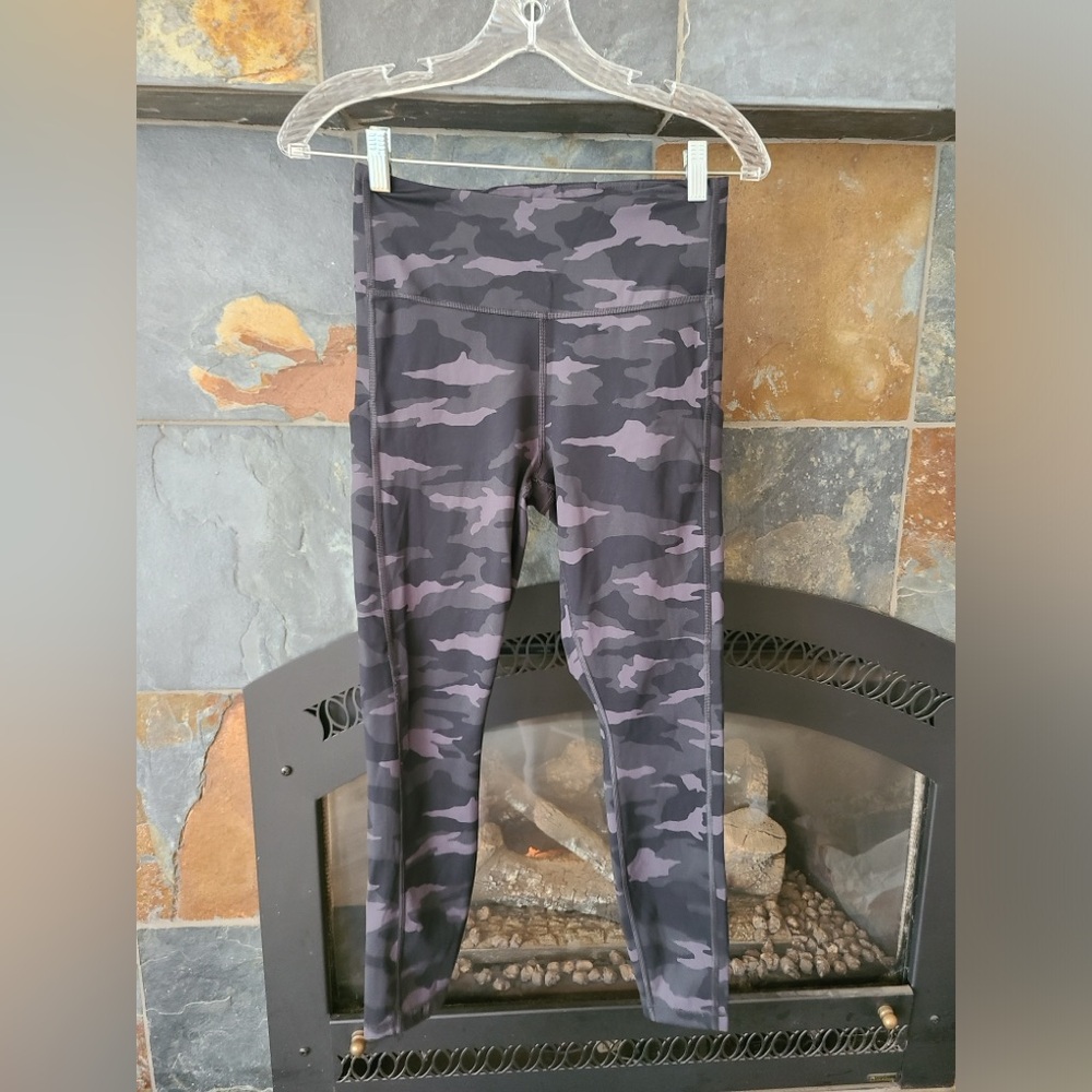 Athleta Ultimate Black and Grey Camo 7/8 Length Legging tights Small 24” inseam